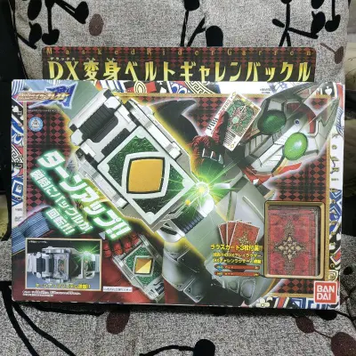 由于仓促地制作出骑士系统，我累诺卡瓦达哇菠萝菠萝哒！万代2004年的假面骑士格连dx变身腰带，橘前辈的方块腰带又回来了，成色稍微老一点，声光都能玩，盒子保存的还可以。