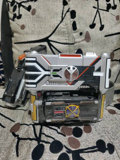 全员都到齐了啊，看我一口气解决了你们。万代假面骑士555电视剧中数值最高的一条腰带，假面骑士德尔塔dx变身腰带，成色略微差点，所幸声光玩法正常，缺个盒子只能裸摆了。