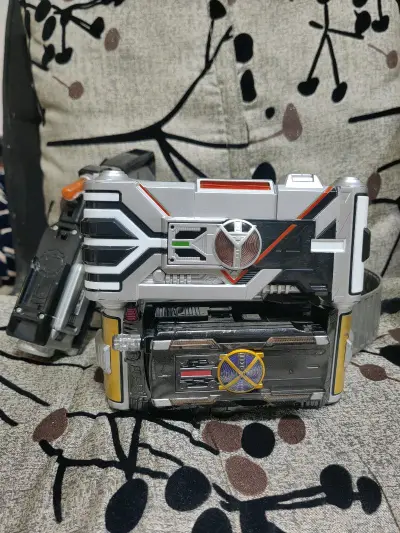 全员都到齐了啊，看我一口气解决了你们。万代假面骑士555电视剧中数值最高的一条腰带，假面骑士德尔塔dx变身腰带，成色略微差点，所幸声光玩法正常，缺个盒子只能裸摆了。