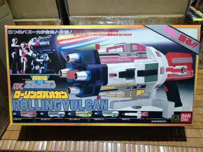 盒子才是本体系列，万代1986年的超级战队超新星闪电武士小队五人组的必杀技武器，旋转火神炮，成色很好，盒子更好，快40年的东西能保存这么好很难得，等以后cos一下红武士。
