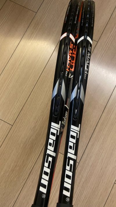 小众球拍 toalson。 个人比较喜欢此款的手感 比pd软 控制也不错。挥重不大，也算比较好打啦。