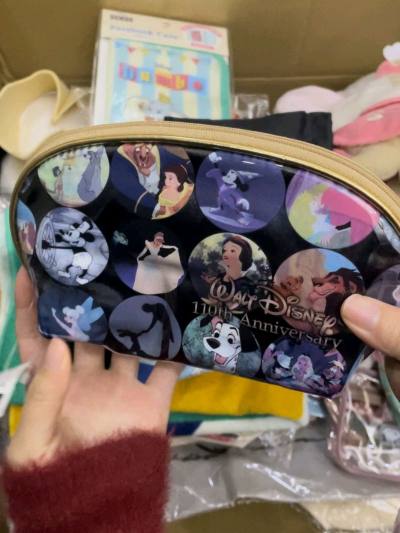 杂货偏多，有一堆小飞侠ip的公仔和迪士尼满印ip化妆包，真的很好看！喜欢迪士尼的有福了！还有史努比的耳机包，可可爱爱。