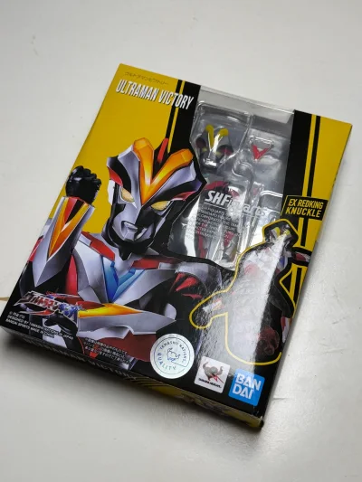 大概率是玩替换零件太频繁，右手居然有点松，整体其实也不算紧实，但胜在玩法比较多样，凑合一下。这次购物很丝滑，感谢挖煤姬，性价比还是在线的。之后如果还有奥特曼玩具的需求，会一如既往支持挖煤姬和竹蜻蜓，嘎嘎香