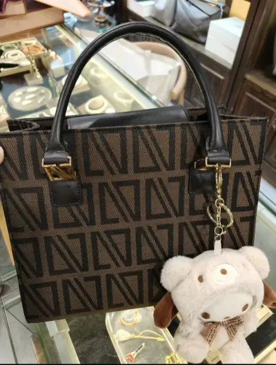 一直喜欢的包包终于找到了，到货了，姐妹也喜欢，另外又找了一只，比guonei便宜多了，上身效果很好，真的超值