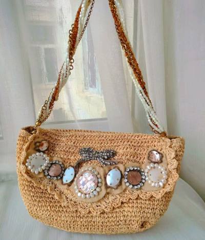 一直想要一只拉菲草编的包包，这只竟然是淡水珍珠的提手更是有分量，全是天然材质，提在手里冰冰凉凉，内里超干净 ，和全新的一样，上身效果超级好看，爱你?