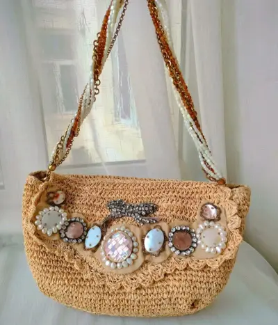 一直想要一只拉菲草编的包包，这只竟然是淡水珍珠的提手更是有分量，全是天然材质，提在手里冰冰凉凉，内里超干净 ，和全新的一样，上身效果超级好看，爱你?