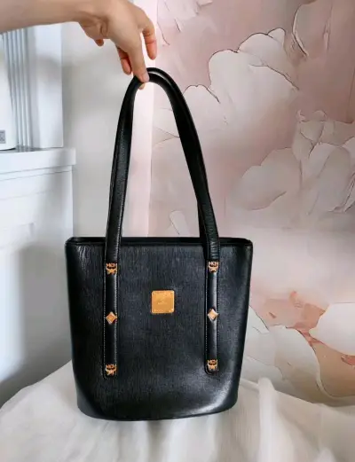 第一次闪电市场韩淘献给MCM，用了一张挖煤姬给的优惠券，比较划算 ，第一次淘的时候可以走竹蜻蜓，物流费真的很便宜，包包成色也很好，很喜欢，一点也没有翻车，爱不释手，太好看了