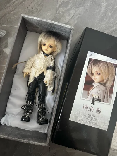 这款联名版的娃娃已经是十几年前限量版发行了，没想到能在挖煤姬发现，并且保存的状态也很好的，打包回国路程中也没受到什么意外，打包的非常安全的回国！