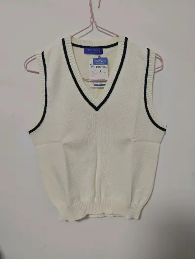 这次是我在我们家切的制服马甲，挖煤姬切煤速度快，包装很严实，客服回复很及时，积分抵扣也很优惠，折扣券也很多，马甲颜色漂亮，跟照片没有区别