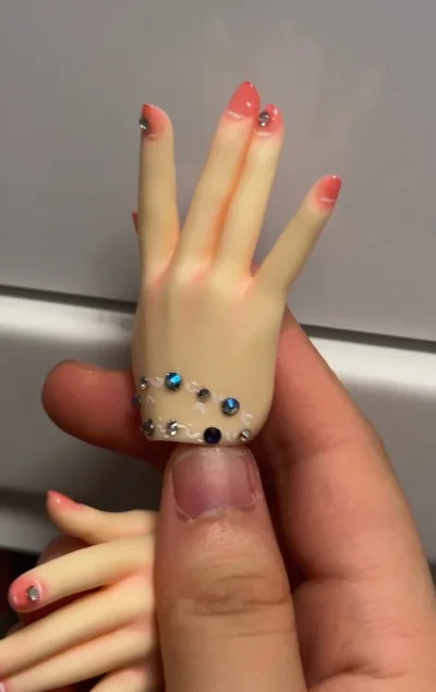 这次买到的是一个画好妆的手部模型，真的很好看！贴了钻画了美甲～尤其是回国运输过程都没有掉妆，钻也没有掉，挖煤姬打包的真的很安心，让我能收到如此美丽完整的妆造手型