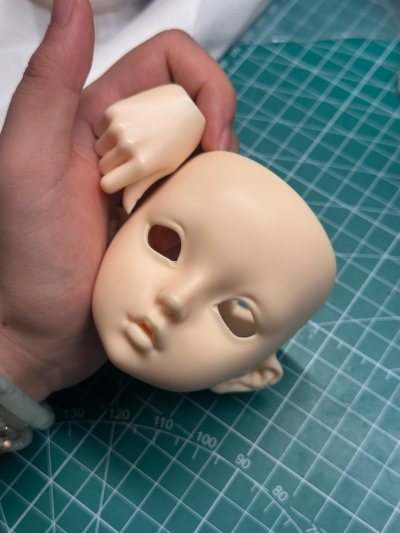 这次收到了一个没化妆的娃娃头，但是状态很好，没妆也能看出来是一个很好看的崽崽！挖煤姬运输依旧便捷快速，到手后迫不及待的找到涂装师去送妆了，期待崽崽美美归来