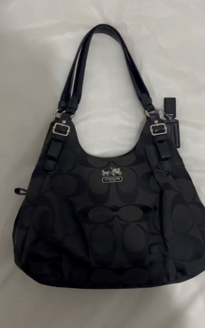 家人们谁懂啊！在挖煤姬一次性淘到两只梦中情包，幸福感直接翻倍！黑色老花南瓜包自带复古滤镜，圆润包型软 fufu 的，老花图案经典耐脏，成色好到离谱，皮面光滑、五金亮堂堂，几乎没看出使用痕迹。
棕色老花饺子包更绝，优雅又能装，日常通勤、约会都适配，内里干净无异味，细节...