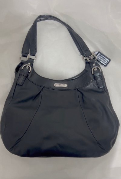 在挖煤姬淘到的蔻驰黑色纯牛皮南瓜包，实物质感比预期还要好！纯牛皮材质手感软糯又挺括，黑色经典耐看还耐脏，皮面光滑有自然光泽，标注的中古成色近乎全新，几乎看不到使用痕迹，五金也保持得亮洁无氧化。
三层内里设计太实用了，分区收纳规整，日常通勤的平板、文件、化妆品都能轻松...