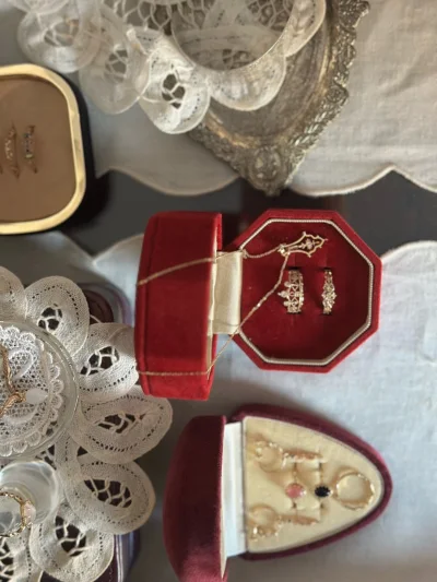 ds生成：在日淘APP下单的收纳盒到货啦！拆开包裹瞬间就被治愈了！磨砂质感上手超舒服，边角圆润可爱，奶fufu的配色完全长在我的审美上。每个盒子都严丝合缝，细节处理得特别好，摆在桌上瞬间提升幸福感。从下单到收货比想象中顺利太多，已经迫不及待要安利给闺蜜们了！这么靠谱...