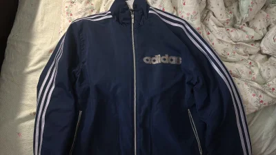 第一次在挖煤姬买东西，挖煤姬界面简洁明了，流程顺畅，翻滚和筛选功能都很好用，对新人非常友好。
这次切到了一件阿迪夹棉外套和拉夫衬衫，都很好价，寄过来包裹很严实，衣服都没有损坏，实物也很好看，非常满意的一次体验！