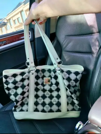 黑白MCM棋盘格托特包，很少见的款，用了一张挖煤姬给的优惠券，比较划算 ，第一次淘的时候可以走竹蜻蜓，物流费真的很便宜，包包成色也很好，很喜欢，一点也没有翻车，爱不释手，太好看了