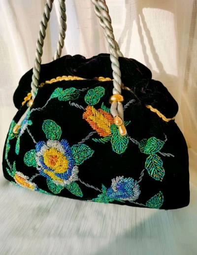 超大立体刺绣的珠绣包，简直是我的心头好，这一只丝绒材质，成色几乎全新，珠珠不同光线下不同的光泽，美极了