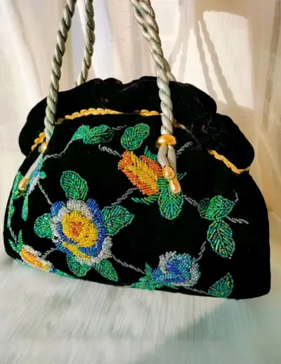 超大立体刺绣的珠绣包，简直是我的心头好，这一只丝绒材质，成色几乎全新，珠珠不同光线下不同的光泽，美极了