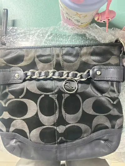 两个月前刷到这个包就一直放在购物车里！等了两个月降了800日元哈哈哈哈哈哈哈哈哈哈哈！果断下单！
拿到手后发现成色真的很不错，几乎全新！只有内侧五金处稍微有点灰，自己打理一下就好~复古感真的超喜欢，也很适合秋冬！