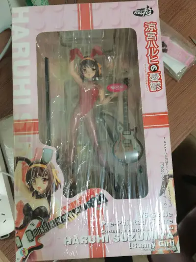 非常nice的一次购物。打包的工作人员简直是收纳小达人，手办较大，在旁边留了一道缝隙，刚好够剩余周边的空间，还加了泡沫膜，全都完好无损，下次继续回购！