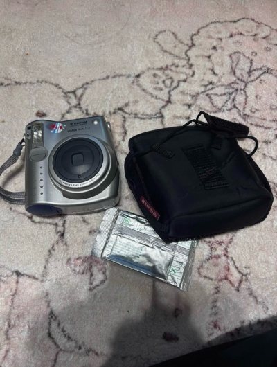 挖煤姬入的这个拍立得太值了！收到的mini10成色特别新，机身干干净净没啥磨损，连送的相机包和电池都好好的。包装裹得特别严实，运过来一点没磕着碰着，物流比我想的快多了。拿手里质感挺好，准备买相纸试试了，日淘用挖煤姬是真省心，这次买得太满意~