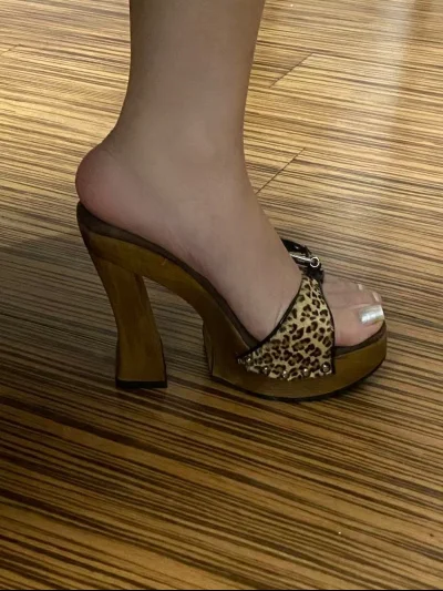 买到了超美的木屐凉鞋和坡跟靴，可惜凉鞋瑕疵不小，但靴子非常不错，上脚特别美，合单打包也不错，挺不错的一次购物体验，期待下一次开箱。