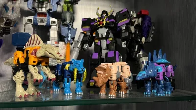 再挖煤姬上买东西很多次了，这次也是安全且快速地收到货了。非常喜欢的黑色威震天，相比较动物朋友来说，做为主体的威震天显得性价比高很多，最后还有一张大合体的照片，期待后续更多的日版独占变形金刚！