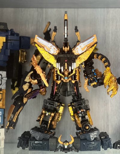 养眼的黑金配色，神神秘秘被炒上六七百的神君王者零式，偶然看到了好价出物那必然购入，这下子只要再等深渊狼蛛就实现大合体了