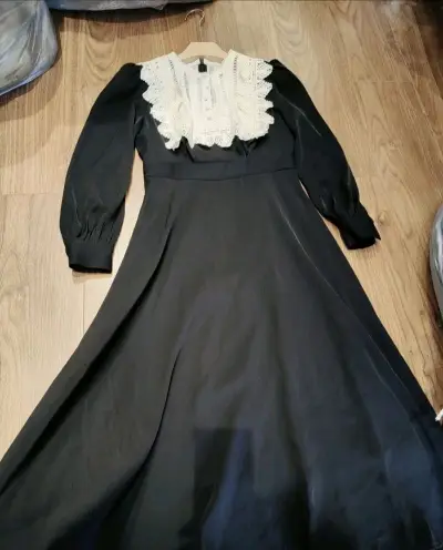 衣服很好，是全新有吊牌的，连衣架和防尘袋都有，卖家真的有心了，很喜欢，会继续关注的。fifi fifi