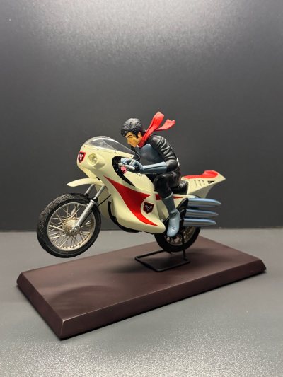 终于集齐了B-CLUB的又一力作，本乡猛人间体和未完成变色的旋风号！非常的精致帅气，宝丽石的材质让质感显得更加细腻，但这个材质也非常脆，幸好包装给力运输给力，安全下车，NICE！！