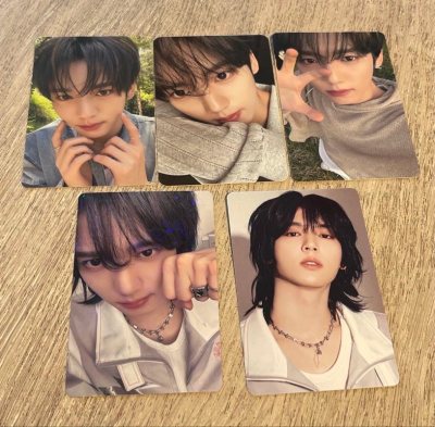 这次在mercari收的ZB1《NEVER SAY NEVER》5枚徽章套组太绝了！卖家包装得很严实，徽章拿到手完全没压痕，印刷超清晰——成员们的细节都很精致，质感沉甸甸的特别有分量。每一枚都戳中审美，摆出来当桌面装饰也超好看！卖家发货速度超快，沟通也很顺畅，作为Z...