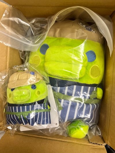 最近疯狂迷上拓麻歌子～被大嘴吉治愈得晕乎乎的，这次在挖煤姬买到的玩偶比照片还可爱。脸型圆鼓鼓，绣线整整齐齐，手感软乎乎的，完全没有压扁或变形。包装超级严实，外面用了大纸箱四角尖尖，一打开就能感觉到卖家的用心。物流也很快，比我想象中提前到了。放在床头看一眼就开心，童年...