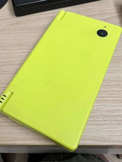 第一次在挖煤姬入手好价掌机， NDSi 成色美得超出想象。果绿色超级乖，铰链紧实、双屏亮度均匀，按键利落、触摸灵敏。包装一如既然地牢固，气泡膜塞得满满当当，纸箱也没有被压到。发货速度快，客服回复也很耐心。摆在桌上看着心情都变好，超高性价比海淘掌机，已经推荐给朋友了～...