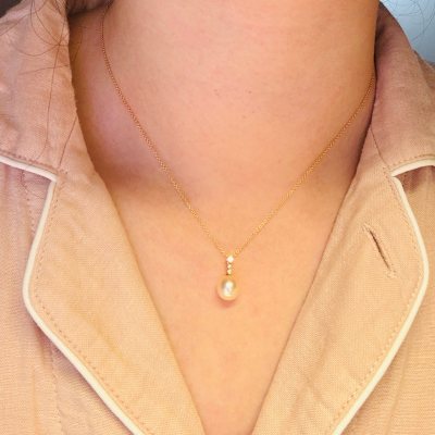 Star Jewelry 三颗钻石点缀的珍珠项链真的超美！珍珠温柔细腻，三颗小钻闪得恰到好处，精致又不夸张。戴上后气质立刻提升，很百搭，通勤和约会都合适。做工高级，细节满分，强烈推荐！