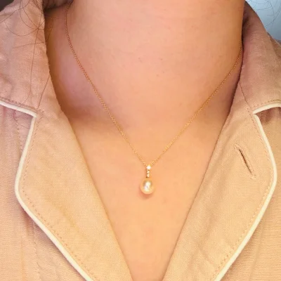 Star Jewelry 三颗钻石点缀的珍珠项链真的超美！珍珠温柔细腻，三颗小钻闪得恰到好处，精致又不夸张。戴上后气质立刻提升，很百搭，通勤和约会都合适。做工高级，细节满分，强烈推荐！