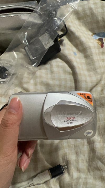 海淘的ccd终于到手！拆开快递时完全被惊喜到——相机成色比卖家图还新，机身几乎没划痕，银色外壳的复古质感绝了，握在手里小巧又有分量。
试拍了几张，出片效果直接戳中我！阳光下的色彩温柔又通透，自带轻微胶片颗粒感，不用后期调色就很有氛围感；室内弱光环境下，对焦速度也比预...