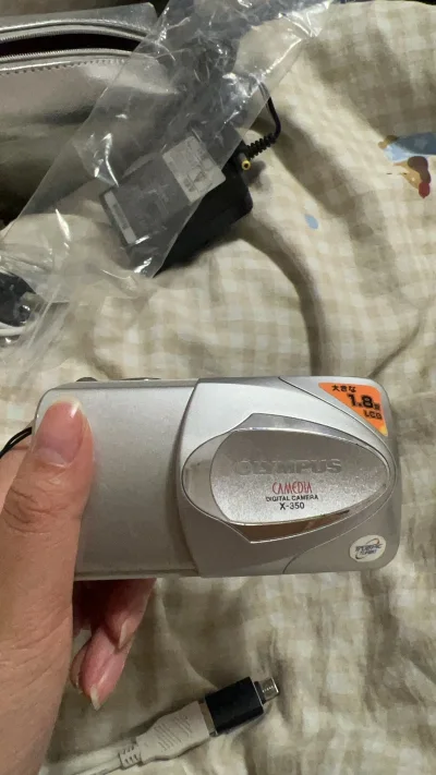 海淘的ccd终于到手！拆开快递时完全被惊喜到——相机成色比卖家图还新，机身几乎没划痕，银色外壳的复古质感绝了，握在手里小巧又有分量。
试拍了几张，出片效果直接戳中我！阳光下的色彩温柔又通透，自带轻微胶片颗粒感，不用后期调色就很有氛围感；室内弱光环境下，对焦速度也比预...