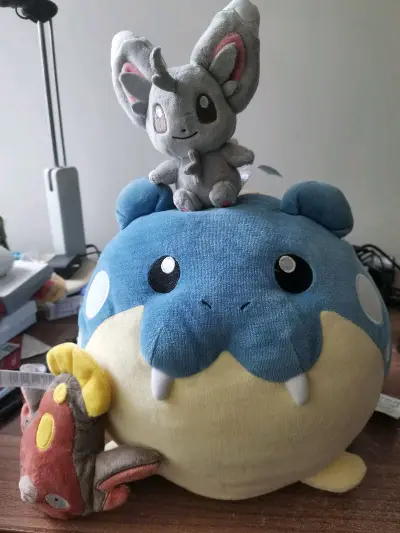 这次走可追踪小航空，从发货到到手一共7天。箱子很扎实，基本没有其他填充物。雅虎拍卖拿下一只大的三英海豹球，充棉不会很鼓，很适合揉圆搓扁和当球抛（？），应该比凉感海豹球那个要小，重量是440g左右。泡沫栗鼠fit包装得特别好，到手牌子没有折。泥巴鱼fit比较好价，也拿...