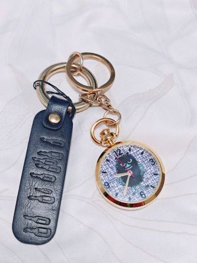 今回届いたのは、ムーミンファミリーのスティンキー懐中時計です。
私はこの小さな石炭玉のようなデザインのキャラクターがとても気に入っています。
最初はキャラクターの名前がよく分からなかったので、専門のサイトで検索して確認しました。
とにかくとても可愛らしいですし、付属...