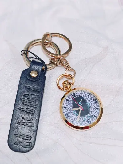 今回届いたのは、ムーミンファミリーのスティンキー懐中時計です。
私はこの小さな石炭玉のようなデザインのキャラクターがとても気に入っています。
最初はキャラクターの名前がよく分からなかったので、専門のサイトで検索して確認しました。
とにかくとても可愛らしいですし、付属...