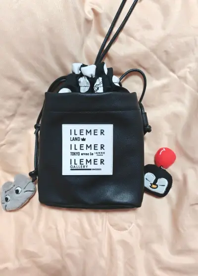 ilemerのドローコードショルダーバッグを購入しました！
 
肩紐が少し短い以外は完璧です～ ショルダーで使うとちょっと微妙な感じがするので、小柄な女性の方により合っているかもしれません。
 
付属のガシャポン小物2つも可愛いです！ グレーの猫は大きな目がメロメロ...