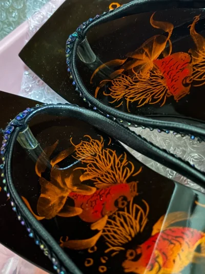 海淘总让人期待惊喜！淘到了一双超貌美的鞋子！鞋子超级复古超级有昭和感，实物金鱼锦鲤超级很栩栩如生，仿佛在波光粼粼的湖水缓慢自由地流动！