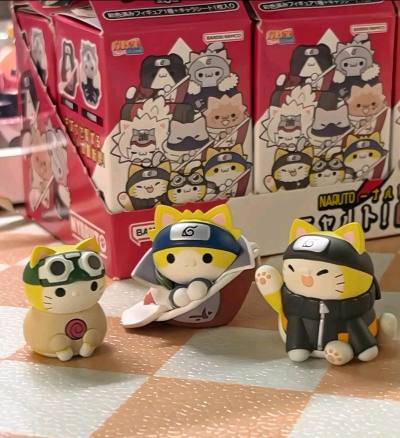 谁能拒绝把火影角色变成圆滚滚的小猫啊！刚拆盒就被这波“猫化火影”萌晕——鸣人顶着护额圆嘟嘟，水门裹着斗篷软乎乎，连卡卡西的面罩都变成了猫脸专属款，细节直接戳中我这个火影+猫控双厨！
质感巨好，沉甸甸的不廉价，摆桌上连同事都追着问链接。尤其搭场景的时候，小猫们窝在“卷...