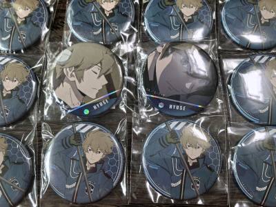  第n次挖煤姬切煤开箱，走的ems路线，速度很快，用了很多泡沫纸包裹，切了很多境界触发者谷子，纸箱很结实，很多复数的扛旗吧唧，爱了。