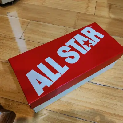 通过挖煤姬代购的日版帝王紫匡威，非常美丽，质感无敌，上脚鞋底回弹，比其它版本的匡威版本的鞋底要稍微高一点点，脚感非常舒适。非常满意！