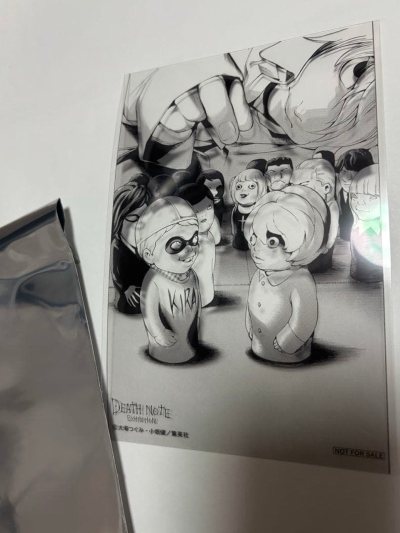 这是死亡笔记东京凯旋展下半场的透卡特典，相比于上半场的特典，下半场的特典聚焦于不同人物的代表性原画场景，尼亚的特典就先去了这个非常经典的玩指偶原画，非常推荐！