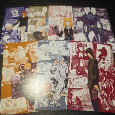 死亡笔记dmm抽赏会赠送特典小卡，在日本出货量很大，所以特典小卡在日本卖的很便宜，非常推荐在挖煤姬上买，全套卡片都很好看！
