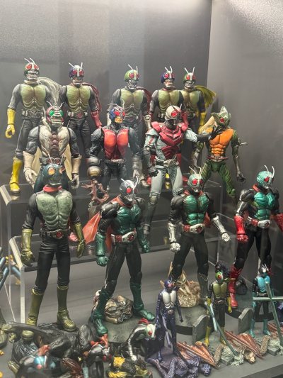 这次收了一套昭和荣光6人的sic套盒，从一号到亚马逊，虽然无盒，但是价格太香了，必须拿下，放在一起简直太帅了！