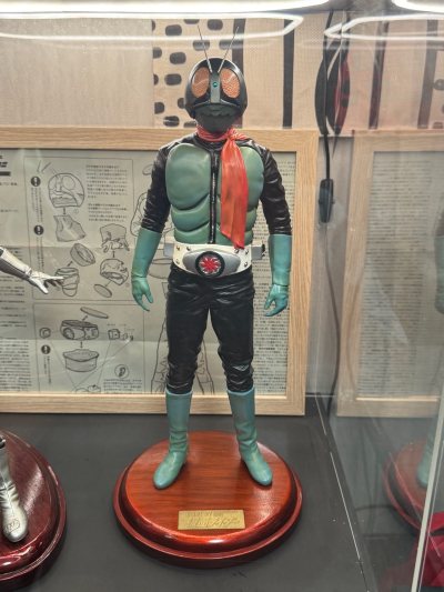 终于淘到了蹲了很久的旧一号RMW，这款rmw不管是配色还是姿势都深得我心！沉甸甸的材质更是显得质感十足，摆进柜子立马高级！