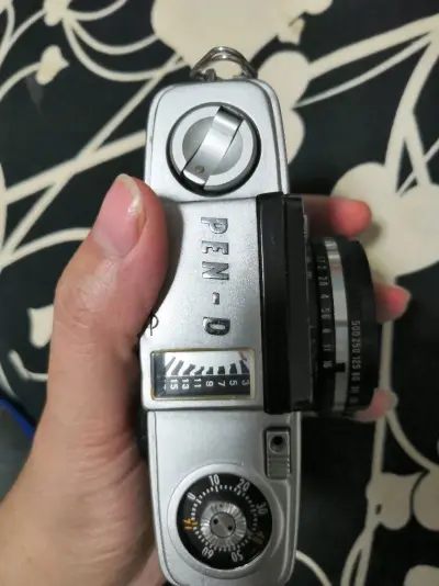 奥林巴斯PEN D，半幅设计，揣兜里就走，金属机身压手，质感扎实。镜头锐利，适合当随身副机，扫街快拍，玩的就是这份纯粹。喜欢